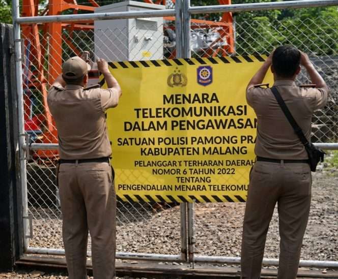 
 Satuan Polisi Pamong Praja (Satpol PP) Kabupaten Malang menyegel menara Base Transceiver Station (BTS) tak berizin di Desa Karangrejo, Kecamatan Kromengan. (IG Satpol PP Kabupaten Malang)