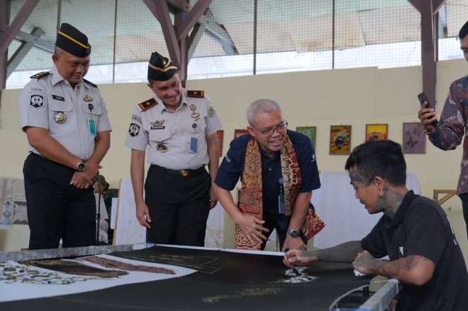 
 Sekretaris Jenderal Kementerian Ketenagakerjaan RI, Chris Kuntadi, didampingi Kalapas Kelas I Malang Christo Victor saat meninjau warga binaan pemasyarakatan (WBP) yang sedang membuat batik. (ist)