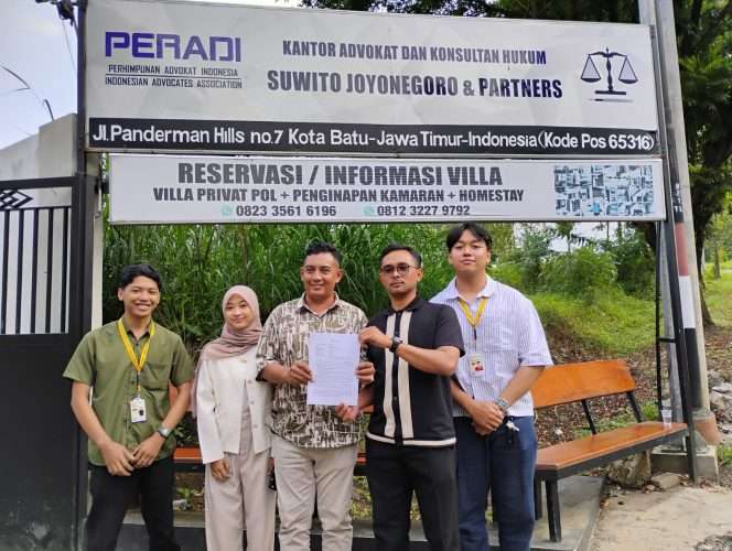 
 Suwito Joyonegoro, S.H., M.H dan Bagas Dwi Wicaksono, S.H kuasa hukum dari sejumlah PKL Alun-Alun Kota Batu, saat menunjukkan surat kuasa untuk pendampingan hukum korban dugaan pungli jual beli stan. (Yan)