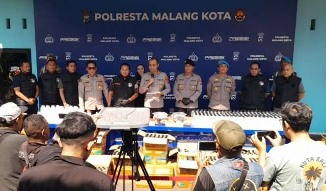 
 Kapolresta Malang Kota Kombes Pol Putu Kholis Aryana didampingi Kasat Resnarkoba, Kasat Samapta, Kanit Propam, dan Kasi Humas Polresta Malang Kota saat konferensi pers pengungkapan kasus narkoba. (ist)