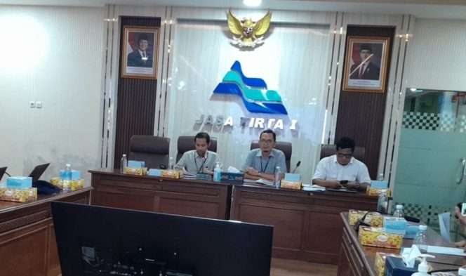 
 Sekretaris Perum Jasa Tirta I, Erwando Rachmadi, Kepala Divisi Hukum dan Komunikasi Korporat Aris Widya, serta Kepala Divisi Jasa ASA WS Brantas Agung Nugroho saat menggelar konferensi pers terkait Bendungan Lahor. (Rohim Alfarizi)