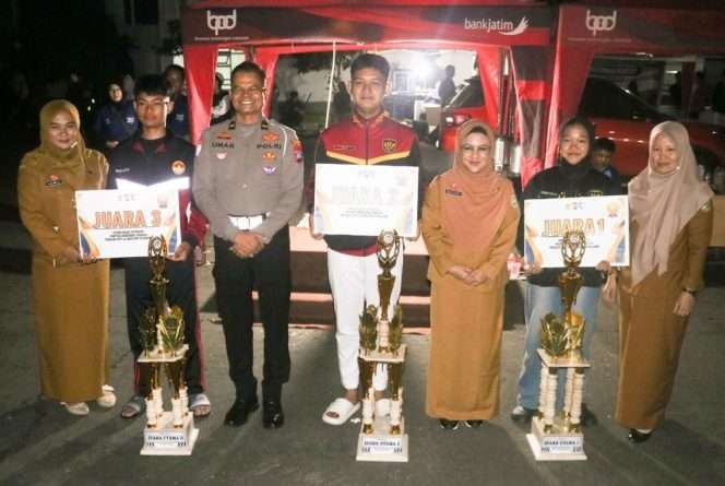 
 Berfoto bersama usai penyerahan hadiah kepada pemenang lomba PKS. (Humas Dispendik Kabupaten Malang)