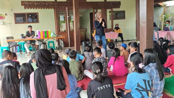
 Anggota Satresnarkoba Polres Batu, saat tengah memberikan penyuluhan mengenai bahaya narkoba. (Yan)