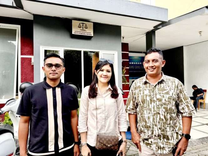 
 Praktisi hukum Kota Batu, Suwito (paling kanan) bersama rekan. (ist)