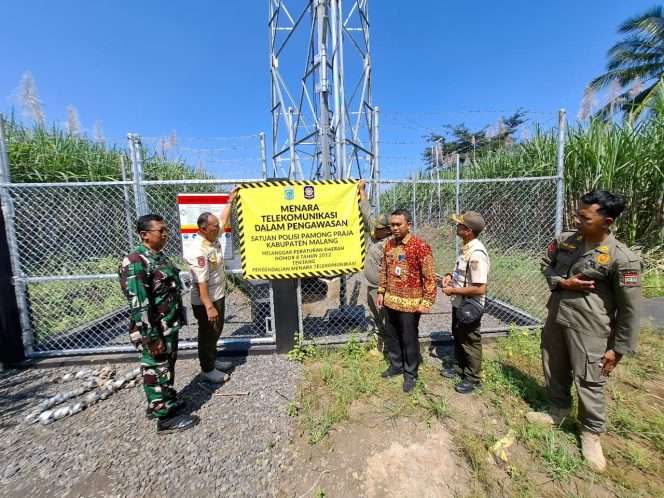 
 Satpol PP menyegel BTS bermasalah, menempelkan pemberitahuan bertuliskan “telekomunikasi dalam pengawasan” serta membentangkan garis pengaman di sekeliling area tower. (Satpol PP for Baca Malang)