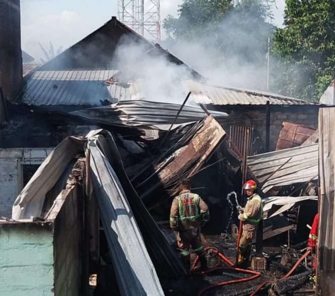 
 Personel Damkar Kabupaten Malang melakukan pembasahan gudang rongsokan terbakar di Jalan Gudang Raya, Desa Gedok Wetan, Kecamatan Turen, Kabupaten Malang, Minggu (10/5/2026) pagi. (Damkar for Baca Malang)