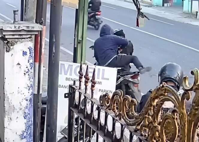 
 Aksi maling helm terekam CCTV di Sengkaling. (IG infomalangan)