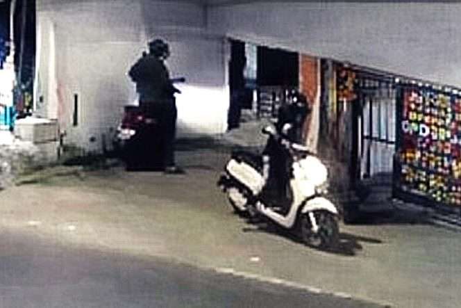 
 Rekaman CCTV memperlihatkan aksi dua pelaku mencuri motor saat ditinggal pemiliknya ke ATM di Pakis. (IG infomalangan)