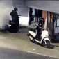 Rekaman CCTV memperlihatkan aksi dua pelaku mencuri motor saat ditinggal pemiliknya ke ATM di Pakis. (IG infomalangan)
