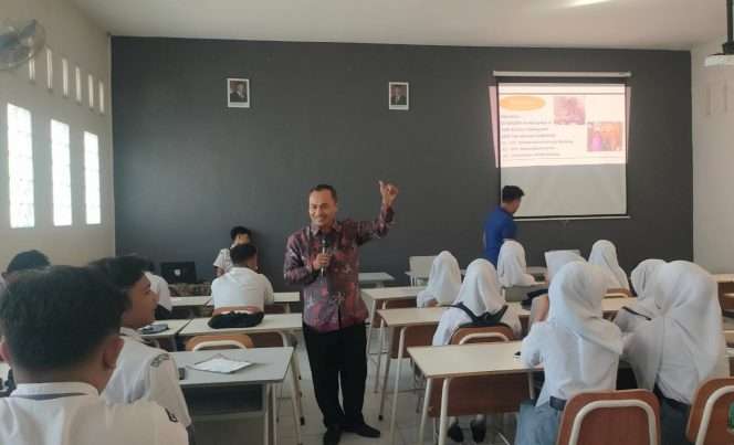 
 Dosen Institut Agama Islam (IAI) Sunan Kalijogo Malang, Ruwiyanto memberi booster motivasi mengesankan, mengajak generasi muda, berani speak up, percaya diri, dan tidak takut menghadapi tantangan zaman, di SMA NU Pakis Malang usai menerima surat tanda lulus, Senin (11/5/2026). (Ruwiyanto for Baca Malang)