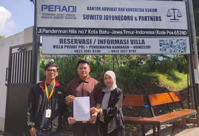 
 Kuasa hukum korban, Muhammad Alief Pahlevi, S.H saat tengah menunjukkan surat angkat kuasa. (Yan)