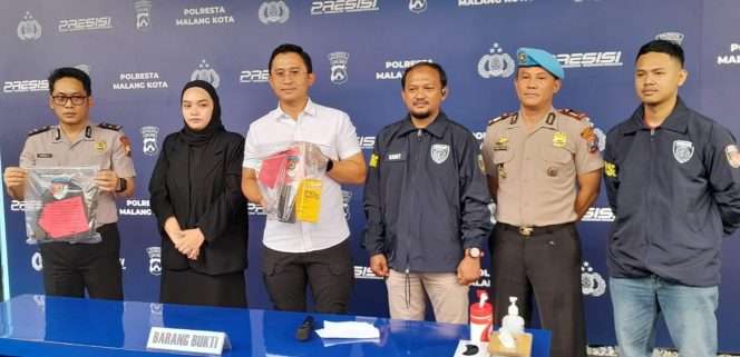 
 Kasatreskrim Polresta Malang Kota AKP Rahmad Aji Prabowo, Kasi Humas Polresta Malang Kota IPDA Lukman, dan Kanit Propam AKP Sugeng menunjukkan barang bukti berupa ponsel dan tas milik pelaku. (Rohim Alfarizi)