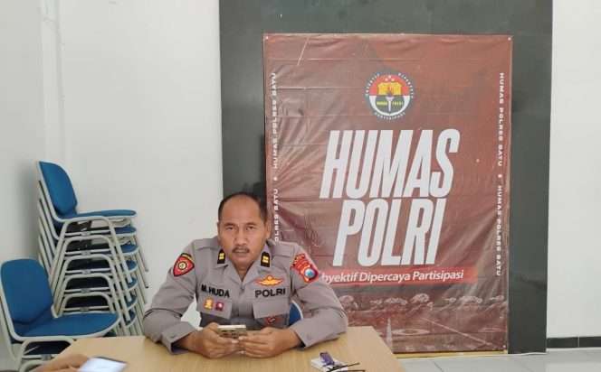 
 Ps. Kasi Humas Polres Batu, Iptu M. Huda Rohman saat diwawancarai awak media. (Yan)