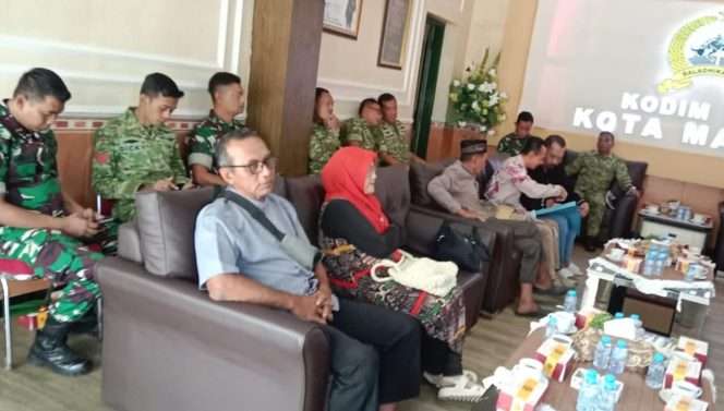 
 Belasan warga saat hadir di Korem 083/Baladhika Jaya untuk audiensi terkait pengosongan rumah yang mereka tempati. (ist)