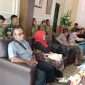Belasan warga saat hadir di Korem 083/Baladhika Jaya untuk audiensi terkait pengosongan rumah yang mereka tempati. (ist)