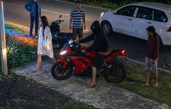 
 Terduga penabrak, pemotor Ninja Merah, terekam kamera CCTV, sebelum akhirnya kabur. (FB Wajak City)