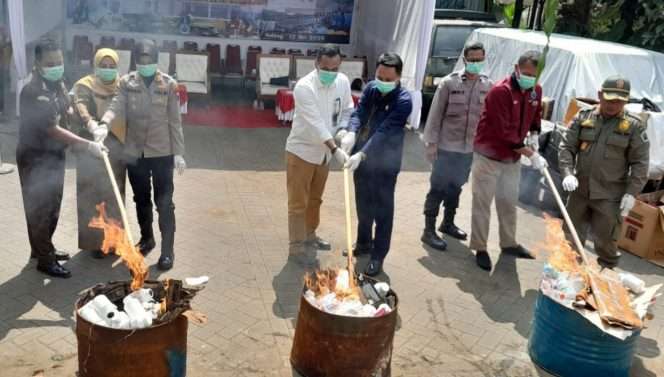 
 Kasi BB Kejari Kota Malang, Bayanullah bersama para undangan memusnahkan barang bukti narkoba dengan cara dibakar. (Rohim Alfarizi)