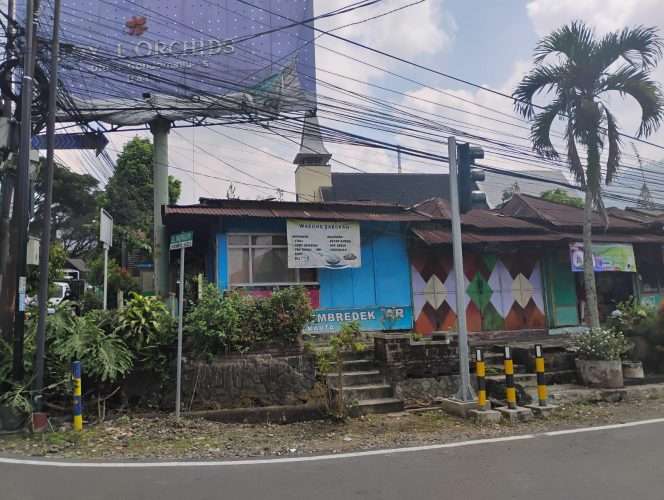 
 Salah satu aset lahan milik Pemkot Batu berlokasi di Jalan Indragiri, Desa Sumberejo, Kecamatan Batu, Kota Batu yang kini berubah menjadi bangunan permanen untuk berdagang. (Yan)