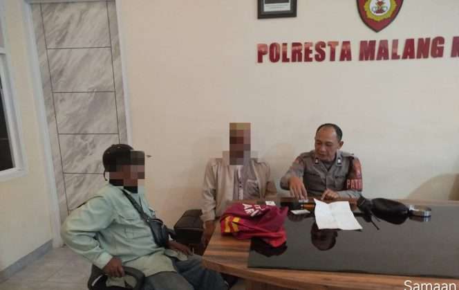
 Aiptu Hari saat mengamankan dua juru parkir yang menggunakan karcis hasil fotokopi. (ist)