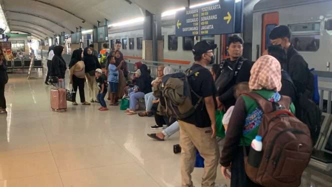 
 Penumpang kereta api di Stasiun Malang yang bersiap melakukan perjalanan selama libur panjang menggunakan moda transportasi KA. (ist)