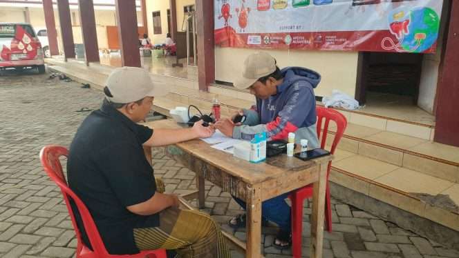 
 Ketua Yayasan Sunan Kalijogo Jabung Malang, KH Muzaki Nur Salim Melakukan Cek Kesehatan di halaman Masjid KH Nur Salim lingkungan Pondok Pesantren Sunan Kalijogo Jabung Malang, Rabu (13/5/2026). (Ruwiyanto for Baca Malang)
