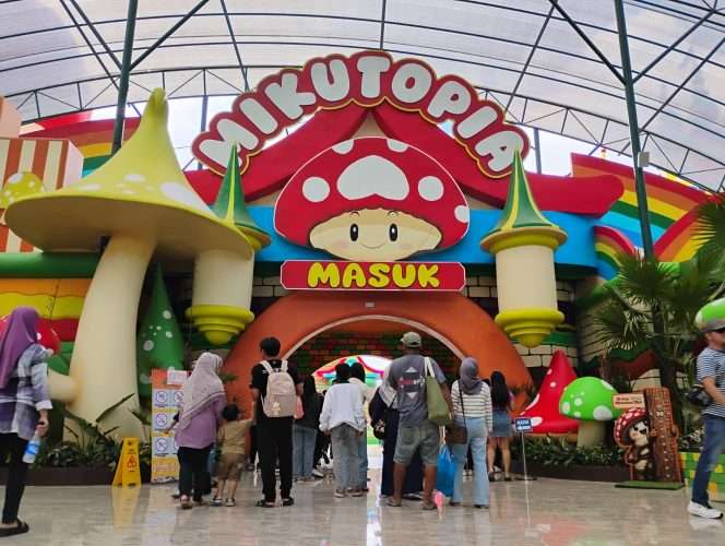 
 Destinasi wisata yang tengah hits dan viral, Mikutopia yang selalu ramai dikunjungi wisatawan di moment musim liburan, tawarkan promo diskon 50 persen bagi pelajar se-Kota Batu. (Yan)