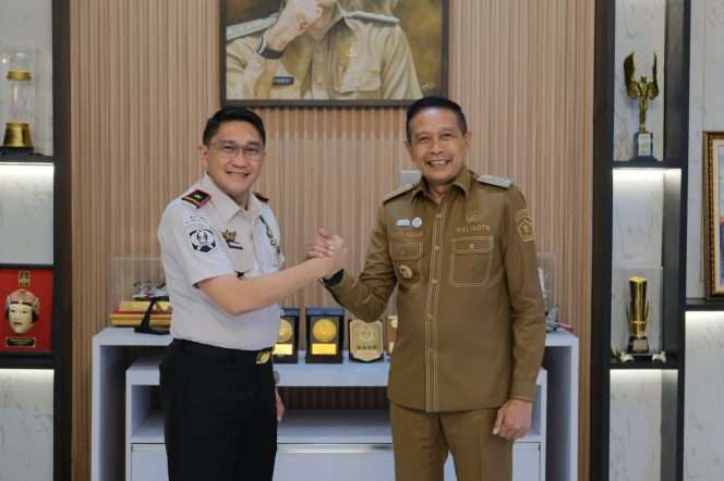 
 Wali Kota Wahyu Hidayat bersama Christo Victor usai berkunjung ke Balai Kota Malang. (him)
