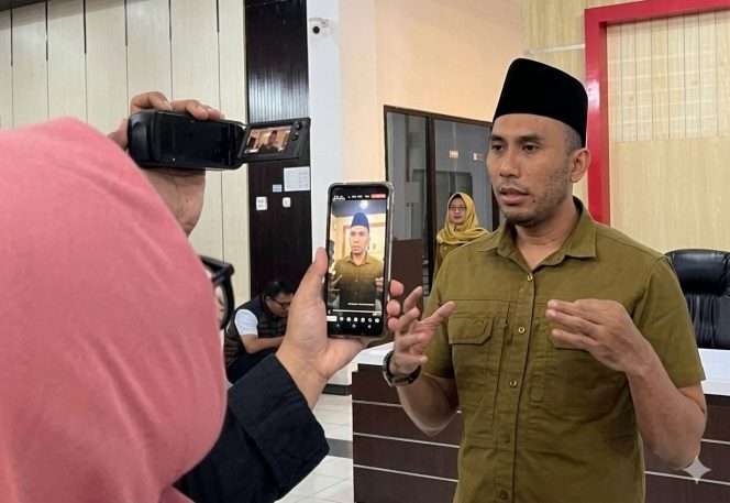 
 Wakil Ketua Fraksi PDIP DPRD Kabupaten Malang, Akhmad Zulham Mubarrok, memberikan keterangan kepada jurnalis. (Zulham for Baca Malang)