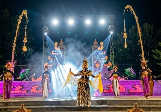 
 Atraksi salah satu kelompok tari dalam penutupan parade di Desa Karangkates. (IG kimkamei karangkates)