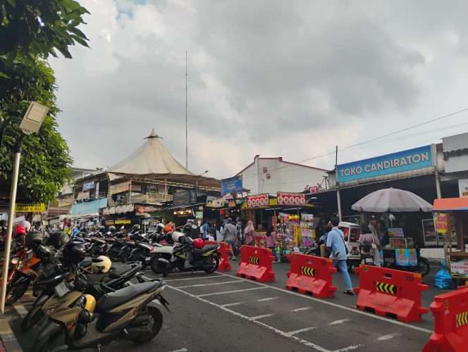 
 Fasum atau badan jalan yang dipergunakan para PKL Alun-Alun Kota Batu untuk berjualan, kini terlihat semerawut. (Yan)