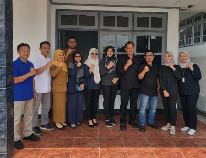 
 Berfoto bersama usai kegiatan uji pullorum, oleh Dinas Peternakan dan Kesehatan Hewan Kabupaten Malang mendampingi Dinas Peternakan Provinsi Jawa Timur dan UPT Laboratorium Kesehatan Hewan Malang, di PT. Wonokoyo Jaya Corporindo, Karangploso, Senin (18/5/2026). (Humas DPKH Kabupaten Malang)