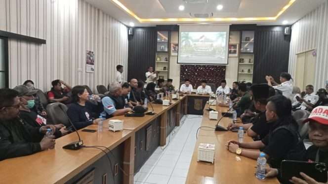 
 Usai demo di luar halaman DPRD, perwakilan massa yang mendesak retribusi gratis akses Bendungan Lahor, diterima anggota DPRD Kabupaten Malang. (istimewa)