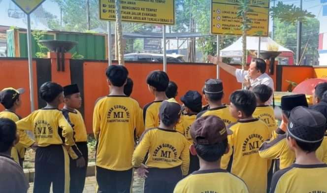 
 Salah satu sesi kegiatan edukasi oleh BPBD Kabupaten Malang kepada siswa-siswi MI Sunan Gunung Jati. (IG BPBD)