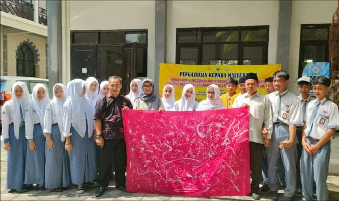 
 Instruktur Batik Ciprat Nasional Ruwiyanto menunjukkan karya batiknya yang dibuat bersama para pelajar SMA NU Pakis Malang,  Senin (18/5/2026). (Ruwiyanto for Baca Malang)
