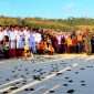 Salah satu foto arsip kegiatan yang digelar Yayasan Konservasi Penyu Jawa Timur (YKP Jatim) yang menjadi pendiri pusat konservasi Bajulmati Sea Turtle Conservation (BSTC), melakukan pelepasliaran tukik ke laut. (Sutari for Baca Malang)