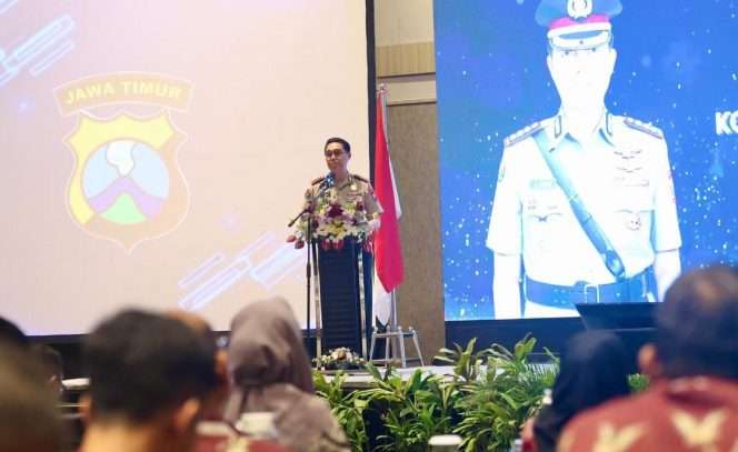 
 Kabid Humas Polda Jatim, Kombes Pol. Jules Abraham Abast, saat menjelaskan AI membuat arus informasi bergerak sangat cepat, termasuk penyebaran informasi palsu di media sosial. (Yan)