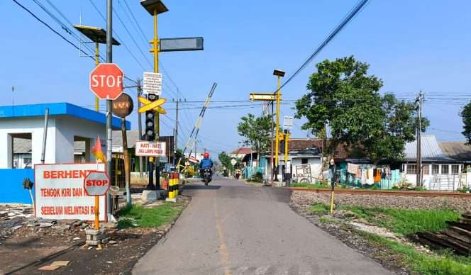 
 Salah satu perlintasan sebidang yang pengelolaannya telah diserahkan kepada PT Kereta Api Indonesia. Sebelumnya, perlintasan tersebut dijaga secara swadaya oleh masyarakat. (ist)
