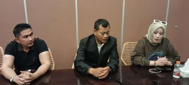
 Kuasa hukum Fitri, Sumanto, S.H., bersama kliennya, Fitri dan Muchlis, saat memberikan keterangan terkait gugatan perdata di Pengadilan Negeri Malang yang dikabulkan majelis hakim. (Rohim Alfarizi)
