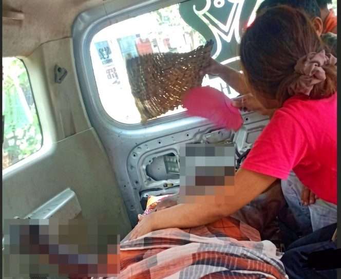 
 Korban ledakan mercon meninggal diangkut ambulans. (FB Arek Kepanjen)