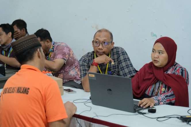 
 Petugas Disdukcapil melakukan pendataan kepada salah seorang warga binaan pemasyarakatan (WBP) di Lapas Kelas I Malang. (ist)