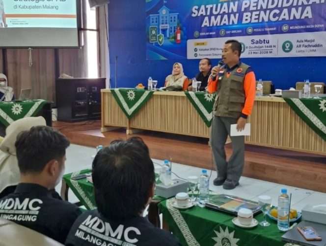 
 Kepala Pelaksana Badan Penangulangan Bencana Daerah (BPBD) Kabupaten Malang Purwoto, S.Sos., M.Si hadir sebagai narasumber dalam Sosialisasi dan Workshop Satuan Pendidikan Aman Bencana (SPAB). (IG BPBD Kabupaten Malang)
