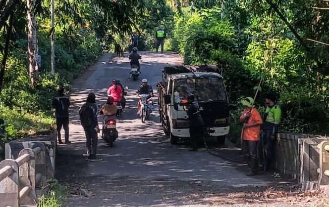 
 Pelaksanaan perbaikan jalan rusak Jurang Metro Mboto-Ngadilangkung, warga mengapresiasi karena dinilai bisa memperlancar roda perekonomian masyarakat. (Arif for Baca Malang)