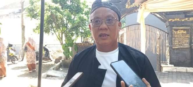 
 Kades Oro-Oro Ombo, Wiweko saat tengah diwawancarai awak media. (Yan)