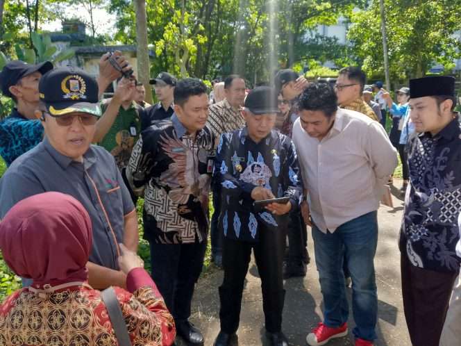 
 Ketua Fraksi PDI Perjuangan Abdul Qodir (baju krem) bersama Bupati Malang, Sekda, pimpinan DPRD, Ketua Komisi DPRD, dan OPD saat meninjau lokasi pembangunan Alun-Alun Kepanjen di kawasan Stadion Kanjuruhan. (ist)
