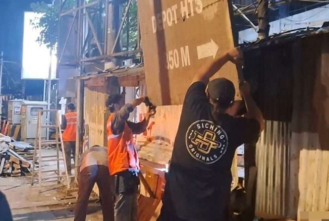 
 Personel Satpol PP Kabupaten Malang Jumat (22/5/2026) di Jalan Dr Cipto, Desa Bedali, Kecamatan Lawang, membongkar dua papan reklame yang diduga melanggar aturan. (IG Satpol PP Kabupaten Malang)
