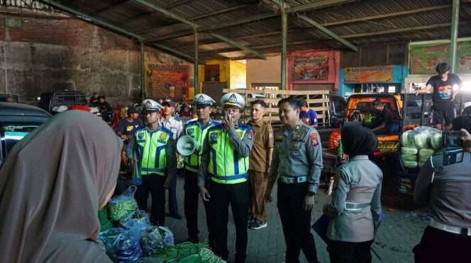 
 Tekan angka kecelakaan, Satlantas Polres Malang bersama Ditlantas Polda Jawa Timur menggelar edukasi pembinaan dan penyuluhan keselamatan berlalu - lintas di Pasar Tradisional Karangploso, Kecamatan Karangploso, Kabupaten Malang, Senin (25/5/2026). (Dok Korlantas Polri.go.id)