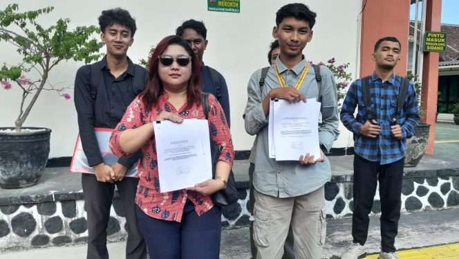 
 Lydia Retnani, SH dari kantor advokat VIP Lawyer Office bersama tim menunjukkan surat permohonan atensi atas perkara yang ditanganinya kepada Ketua Pengadilan Negeri Malang. (Rohim Alfarizi)