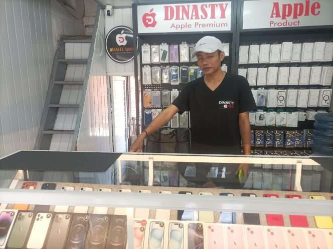 
 Karwan, pemilik Toko iPhone Dinasty, menunjukkan etalase ponsel yang hilang dicuri pelaku. (ist)