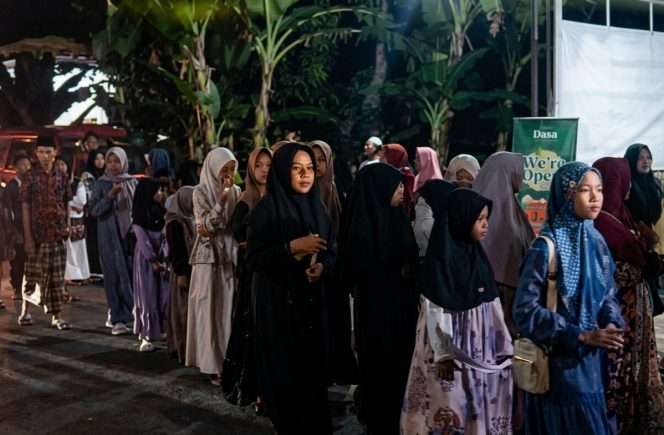 
 Ribuan warga menyambut antusias Pawai Gema Takbir Keliling menyambut Iduladha 1447 H di Desa Banjarsari, Kecamatan Ngajum, Kabupaten Malang, pada Selasa malam, (26/5/2026). (Arief for Baca Malang)