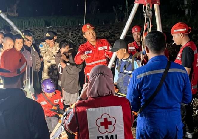 
 Proses evakuasi Sampir (72) tewas tercebur sumur di Desa Sidorahayu, Kecamatan Wagir, Kabupaten Malang. (Istimewa)